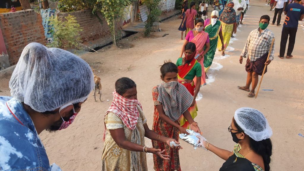 Reparto de alimentos en India tras el confinamiento por la pandemia