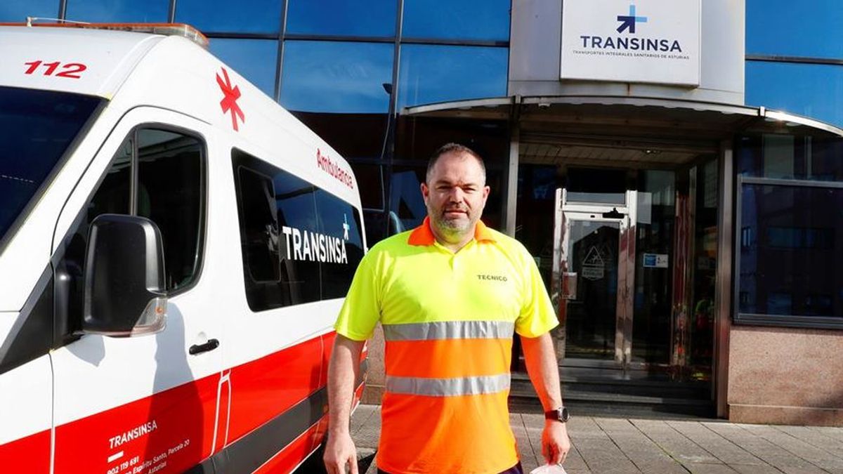 Carlos Paniceres, la sonrisa de las ambulancias de Asturias en pleno coronavirus: "Son enfermos, no apestados"