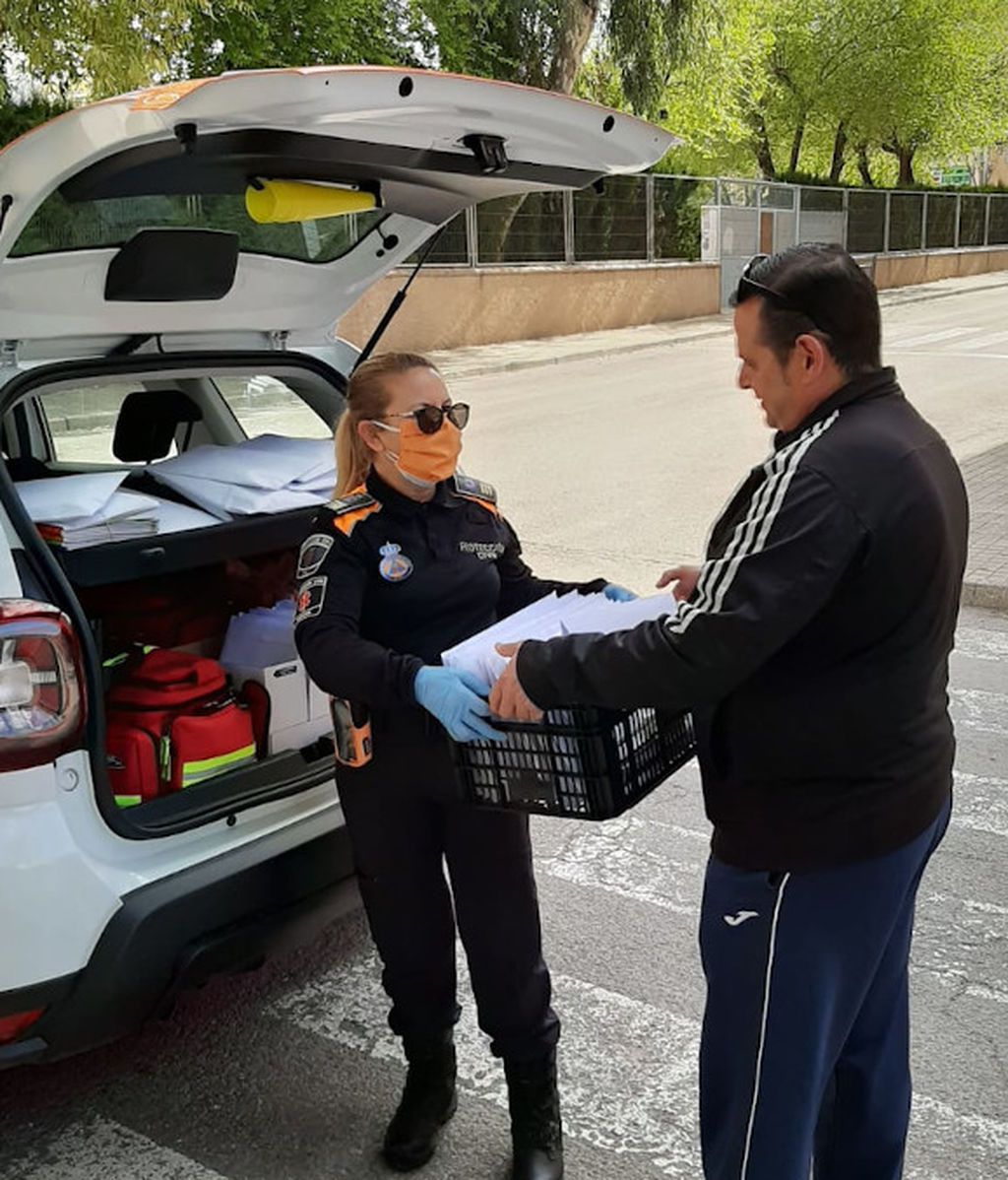 Protección Civil recogiendo deberes en un colegio de Elda