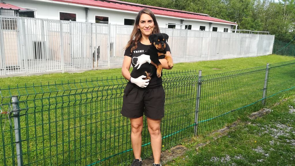 Oiane Bilbao, adiestradora, con un cachorro.