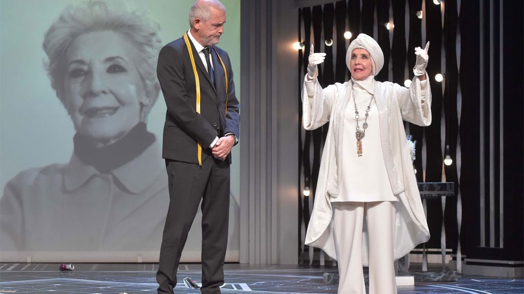 Concha Velasco, con Jordi Rebellón, en la obra 'El Funeral' (2020)