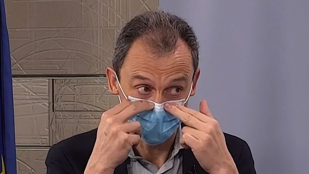 El ministro Duque explica cómo colocarse la mascarilla