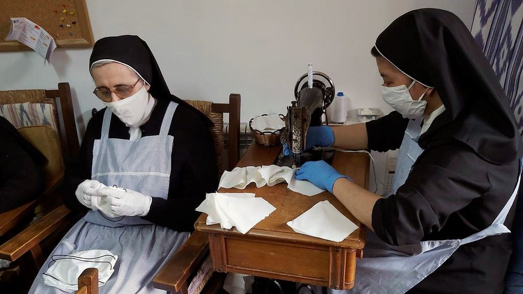 Religiosas cosiendo mascarillas caseras