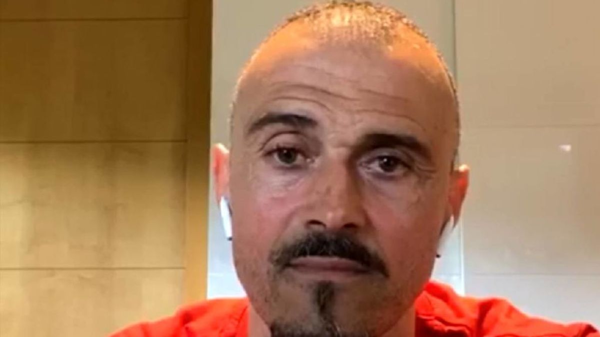 Luis Enrique carga duramente contra la clase política: "La actitud de los políticos es lamentable" Luis Enrique carga duramente contra la clase política: "La actitud de los políticos es lamentable"
