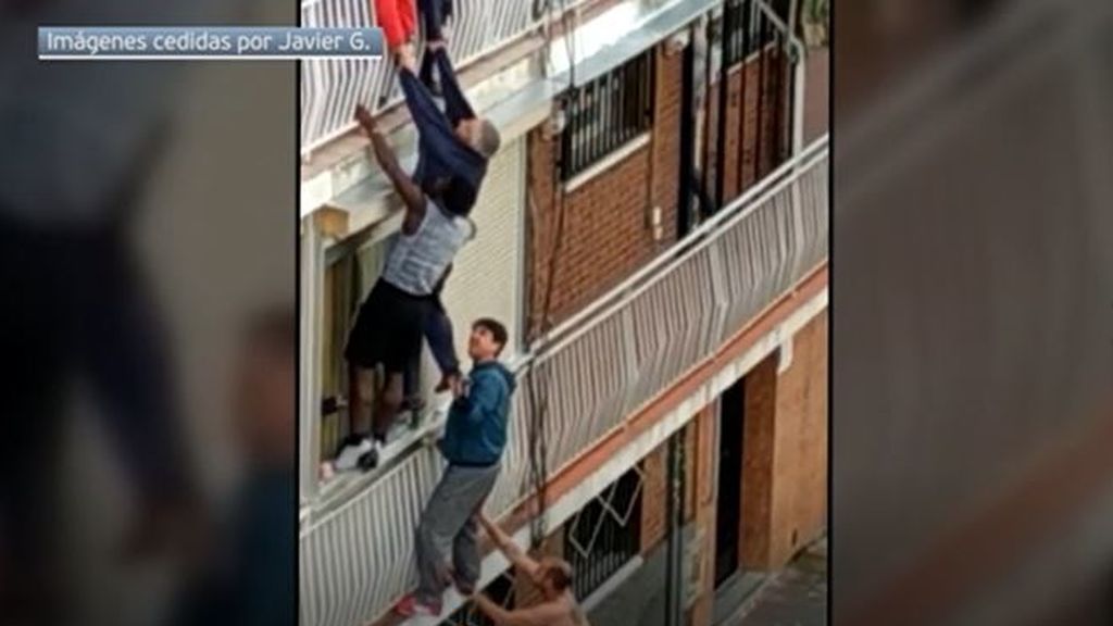 Rescate extremo en los balcones de Fuenlabrada: salvan a un hombre de caer al vacío desde un segundo piso