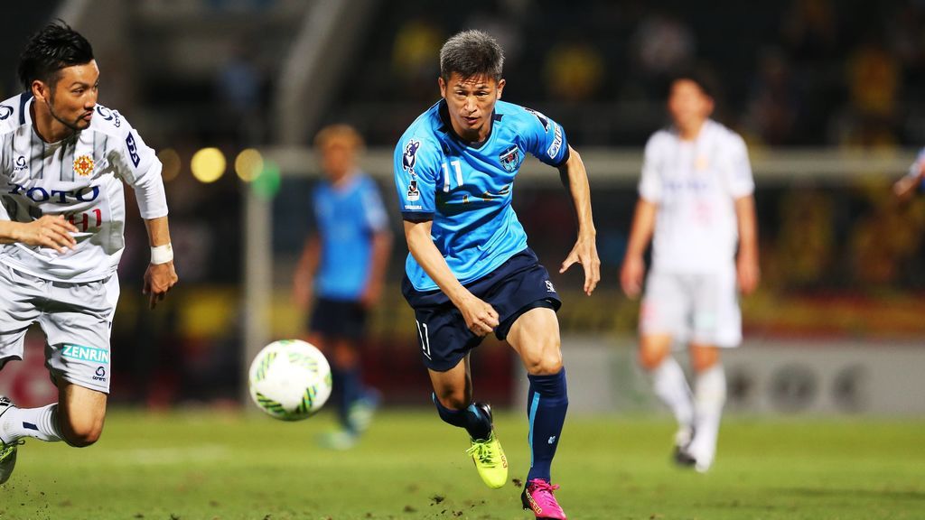 Kazuyoshi Miura jugando un partido con su equipo de fútbol