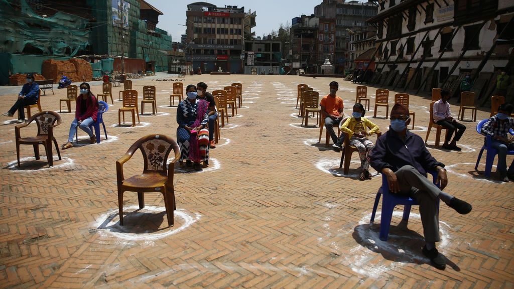 EuropaPress_2835386_18_april_2020_nepal_kathmandu_people_maintain_their_social_distance_as_they