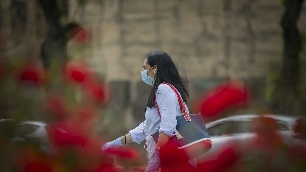 Por qué la gente lleva mascarillas por la calle, si el virus no está en el aire Por qué la gente lleva mascarillas por la calle, si el virus no está en el aire