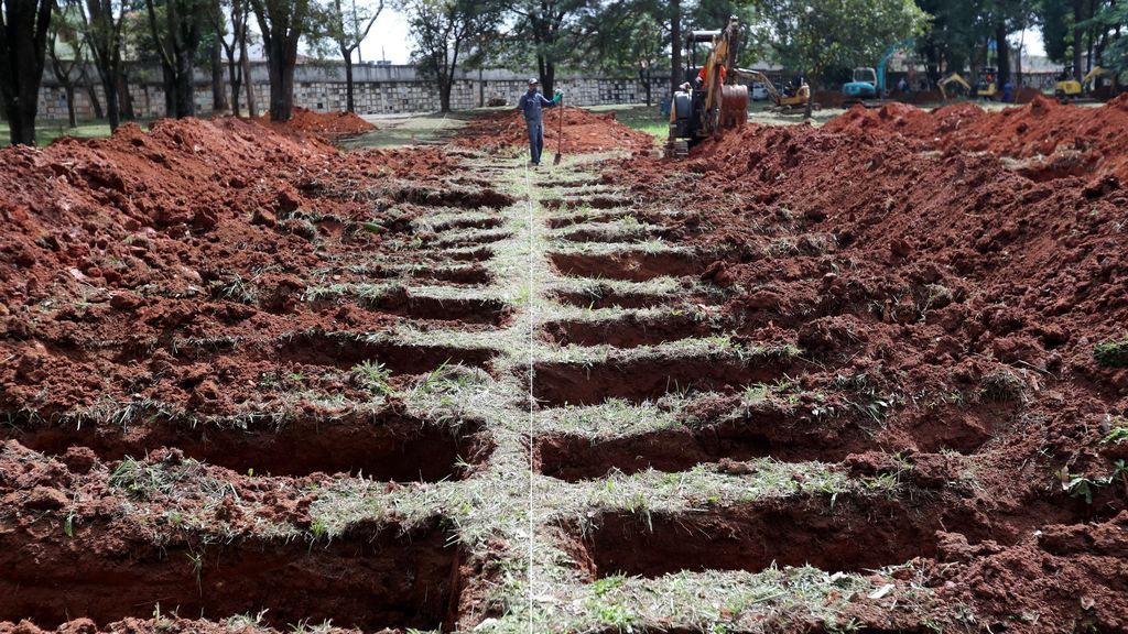 Trabajadores cavan tumbas en Brasil