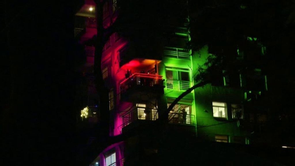 Un DJ de Buenos Aires convierte su balcón en una fiesta en plena cuarentena