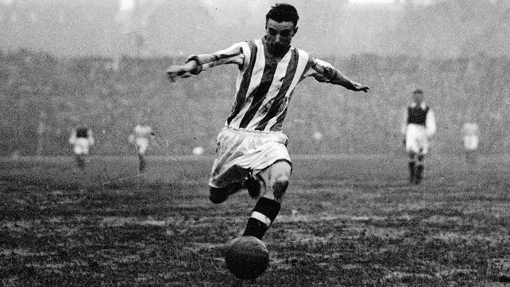 Stanley Matthews jugando un partido de fútbol