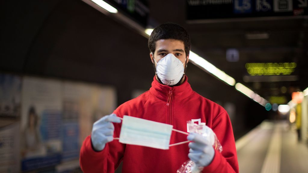 Repartiendo mascarillas en el transporte