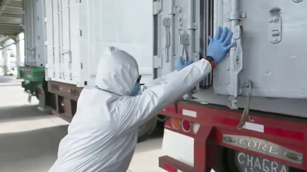 Las dificultades en Ecuador ante el coronavirus: contenedores frigoríficos para almacenar a los fallecidos