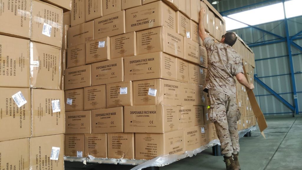 El avión del Ejército del Aire con material sanitario procedente de Shangai aterriza en Torrejón