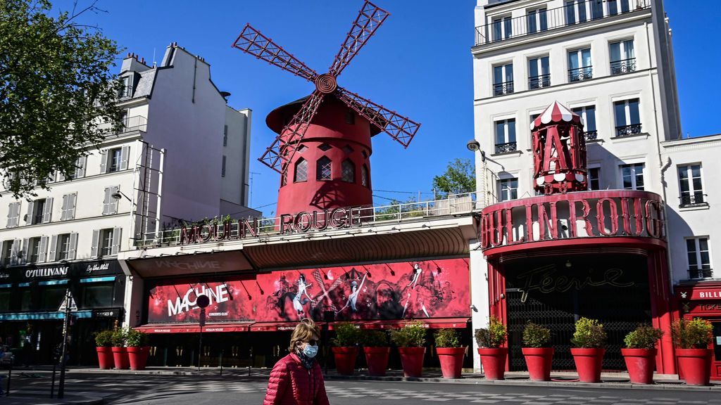 EuropaPress_2824023_14_april_2020_france_paris_woman_wearing_protective_mask_walks_past_the EuropaPress_2824023_14_april_2020_france_paris_woman_wearing_protective_mask_walks_past_the