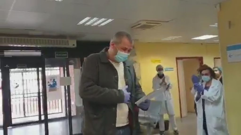 El homenaje de los profesionales sanitarios a un taxista que traslada gratis a pacientes El homenaje de los profesionales sanitarios a un taxista que traslada gratis a pacientes