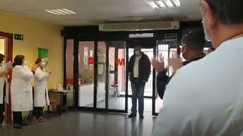 Homenaje en el hospital de Alcorcón a un taxista que llevaba a los pacientes con coronavirus gratis