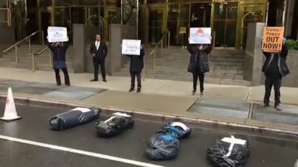 Dejan bolsas de cadáveres falsas frente a propiedades de Trump en protesta por su gestión
