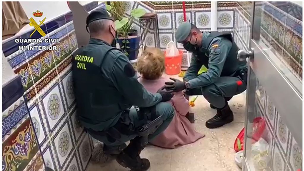 La Guardia Civil ha auxiliado en Córdoba a una mujer de avanzada edad que se había caído en su domicilio