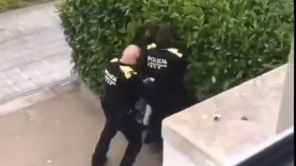 Suspenden a dos policías por una presunta agresión racista en la detención de dos menores en Girona