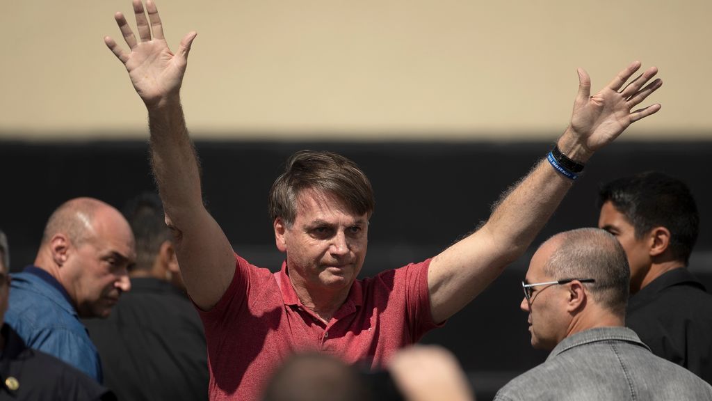 El presidente de Brasil Jair Bolsonaro saluda a manifestantes este domingo en Brasilia