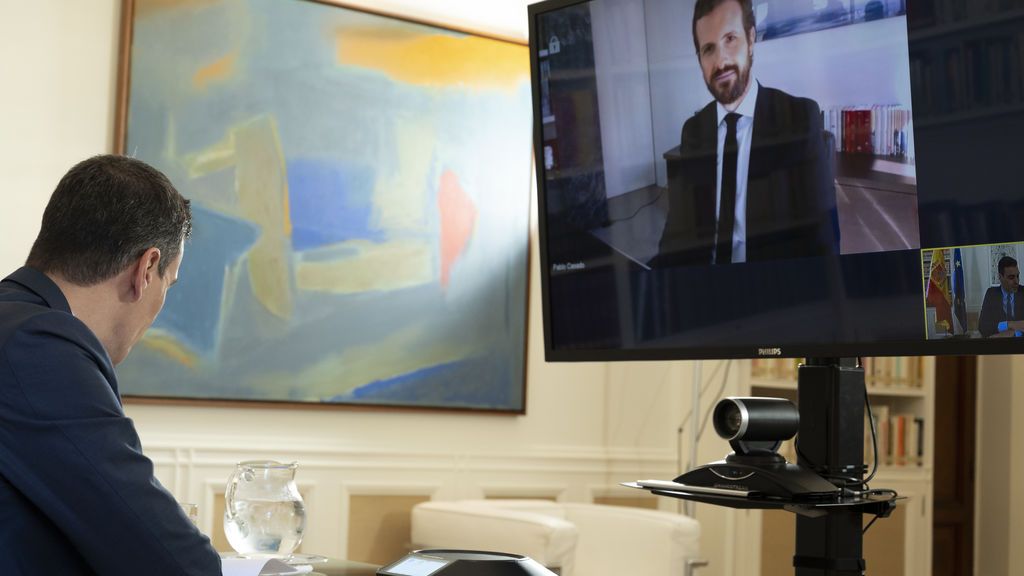 Sánchez en videoconferencia con Casado Sánchez en videoconferencia con Casado