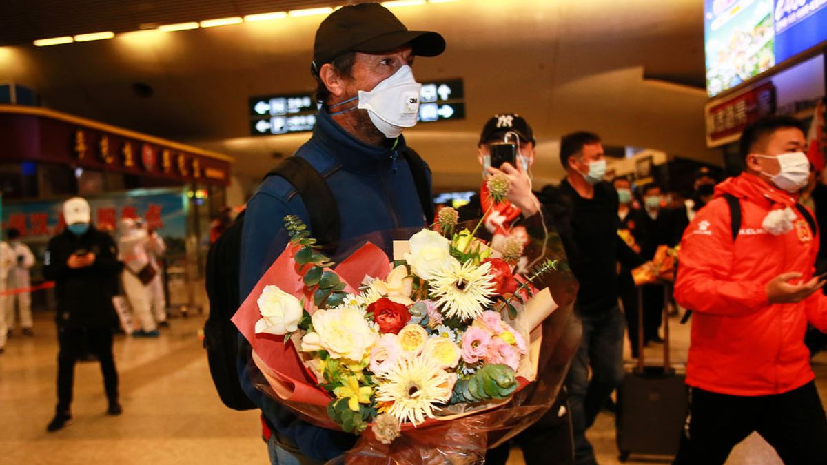 'Exiliados' por el coronavirus: el equipo de fútbol de Wuhan vuelve a casa 104 días después