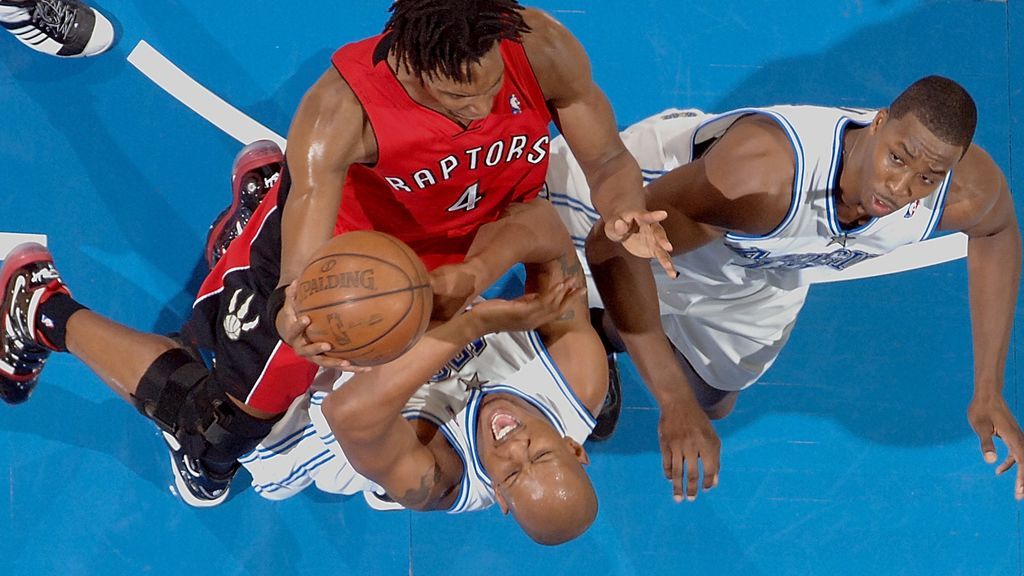 Chris Bosh en disputando un balón en un partido de la NBA con los Raptors