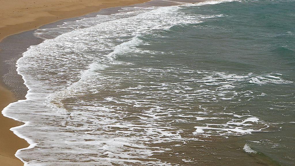 El mar bate en la playa de Zahora