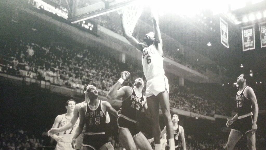 Bill Russell jugando un partido con los Boston Celtics en la NBA