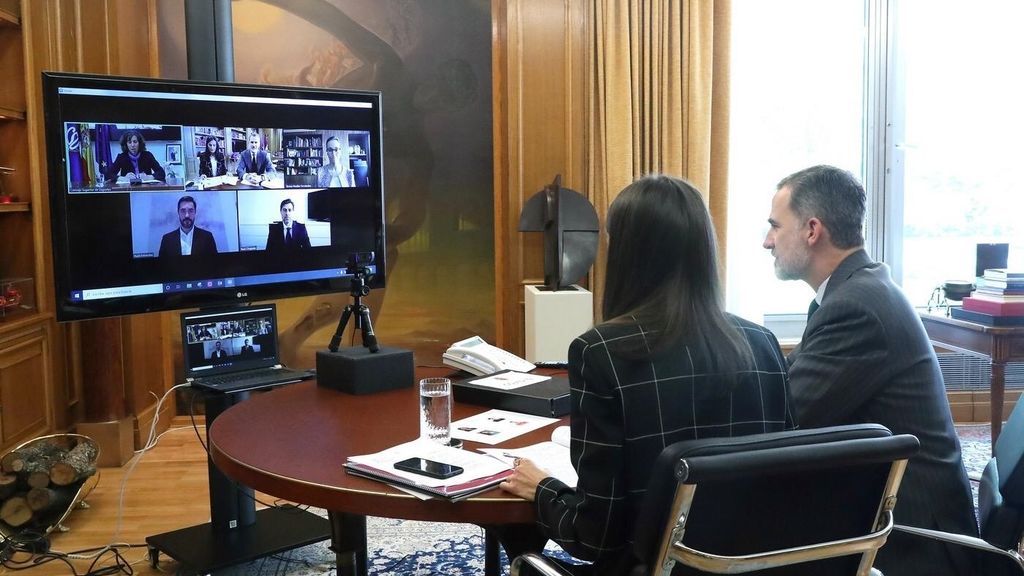 Los Reyes se réunen por videoconferencia con Irene Lozano y deportistas olímpicos y paralímpicos para analizar el impacto de la COVID-19