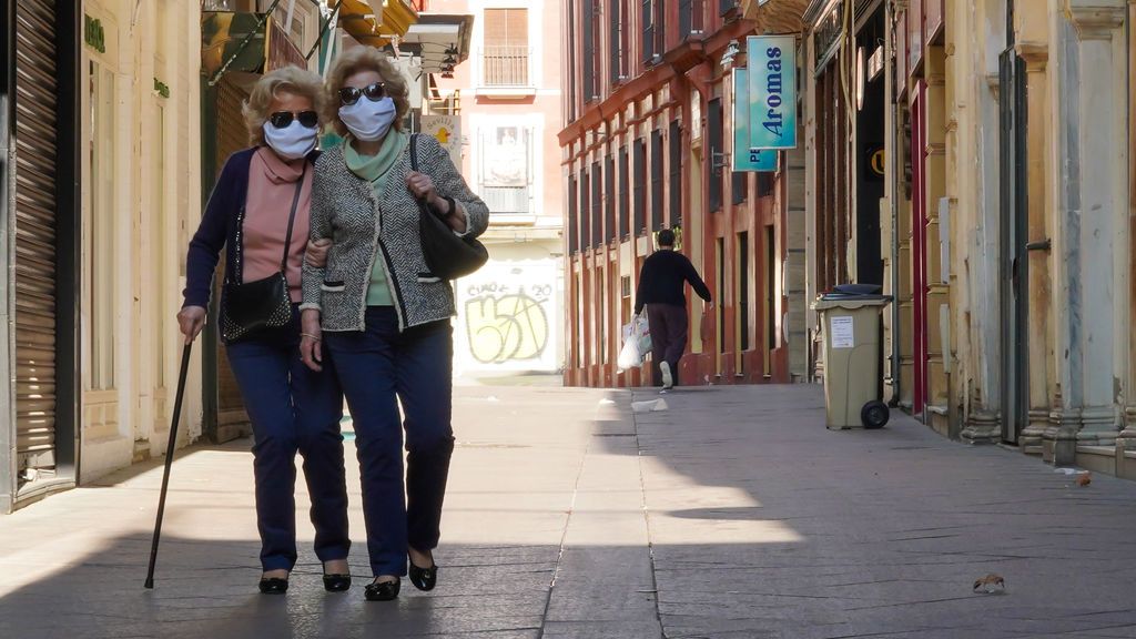 Tras los niños, los mayores: los expertos explican si deben salir a pasear o no Tras los niños, los mayores: los expertos explican si deben salir a pasear o no