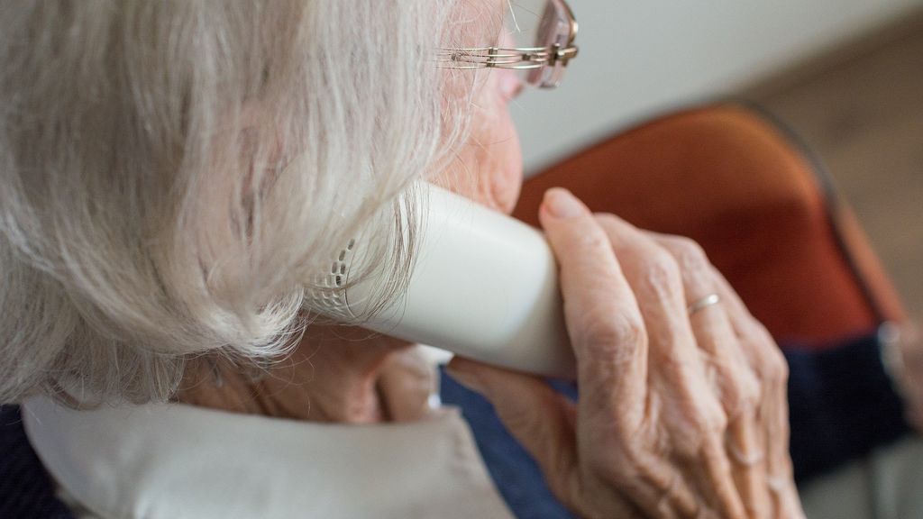 'Adopta un abuelo': la labor de cientos de voluntarios que hablan con los mayores en soledad por el coronavirus