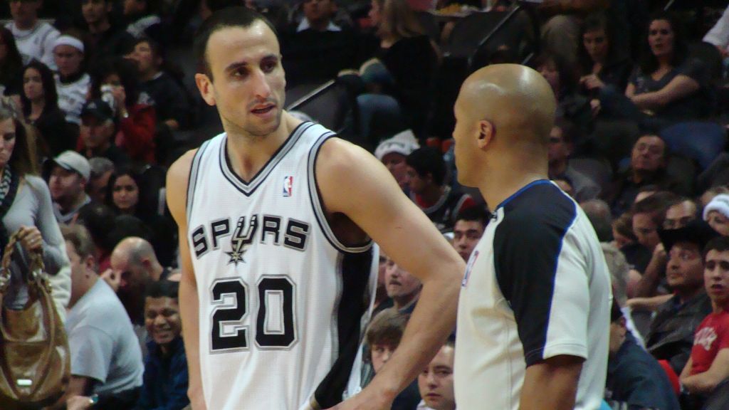 Manu Ginobili jugando un partido con los Spurs