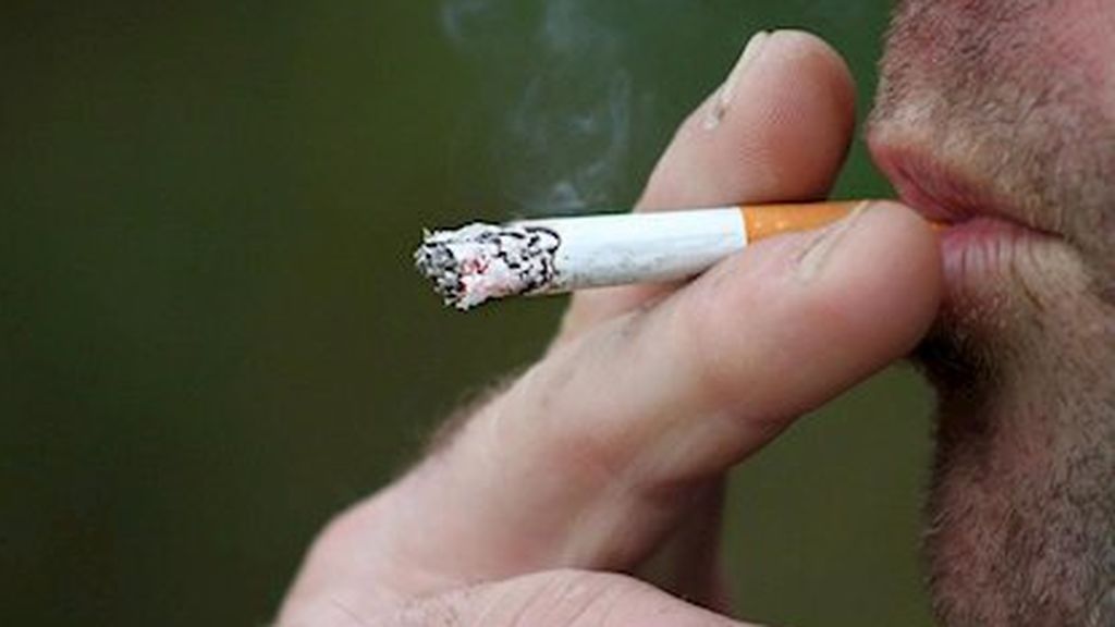 Un informe de Sanidad avisa de que los fumadores son más vulnerables a contraer el COVID-19 Un informe de Sanidad avisa de que los fumadores son más vulnerables a contraer el COVID-19
