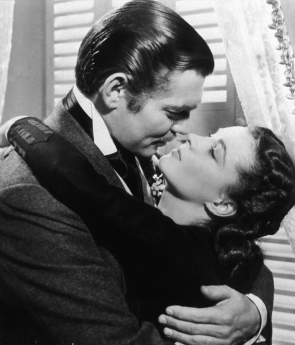 Abrazos de cine: un repaso a los más míticos ahora que todo el mundo sueña con volver a darlos