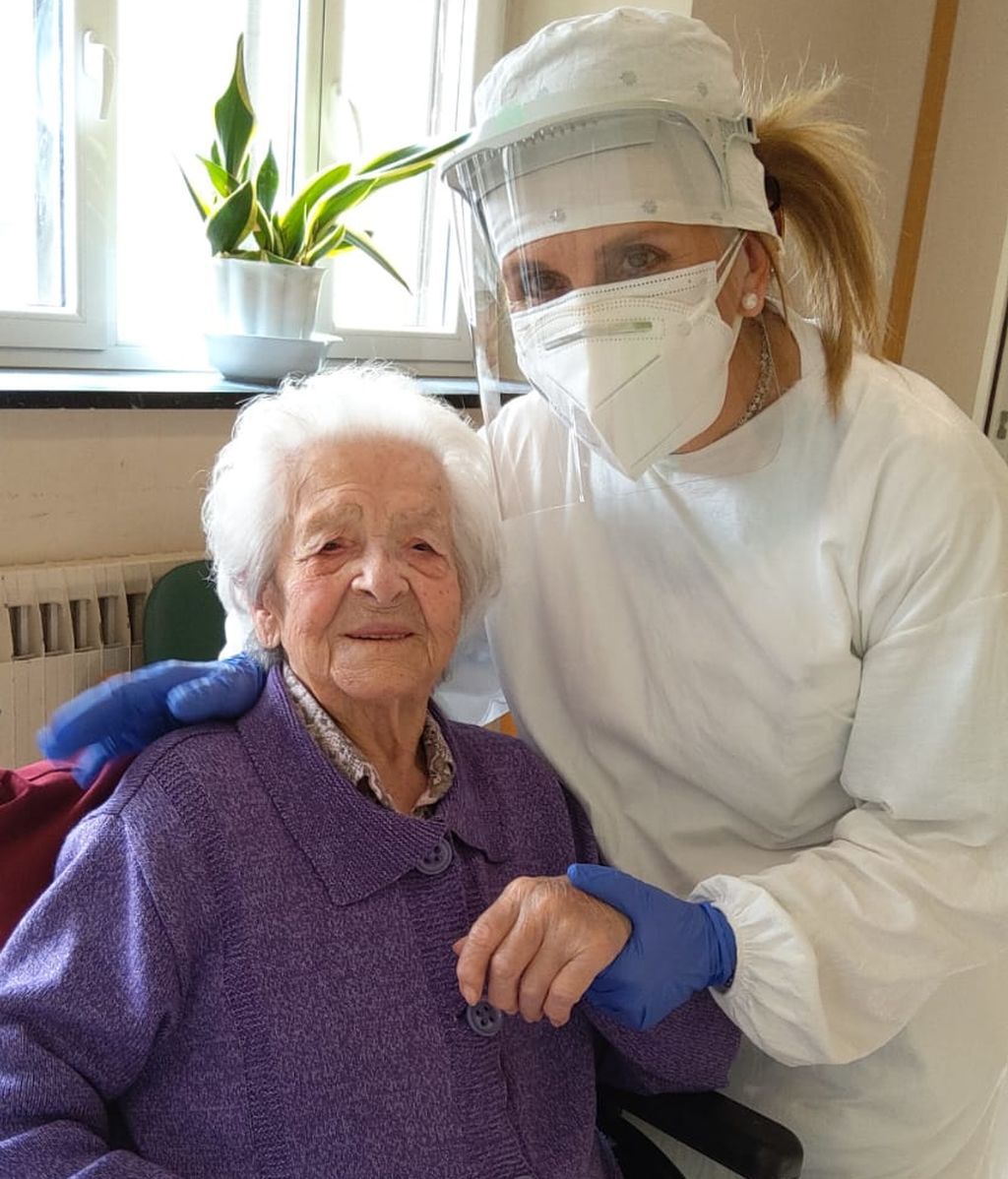 La centenaria Juana López junto a su cuidadora Mertxe Elorriaga.