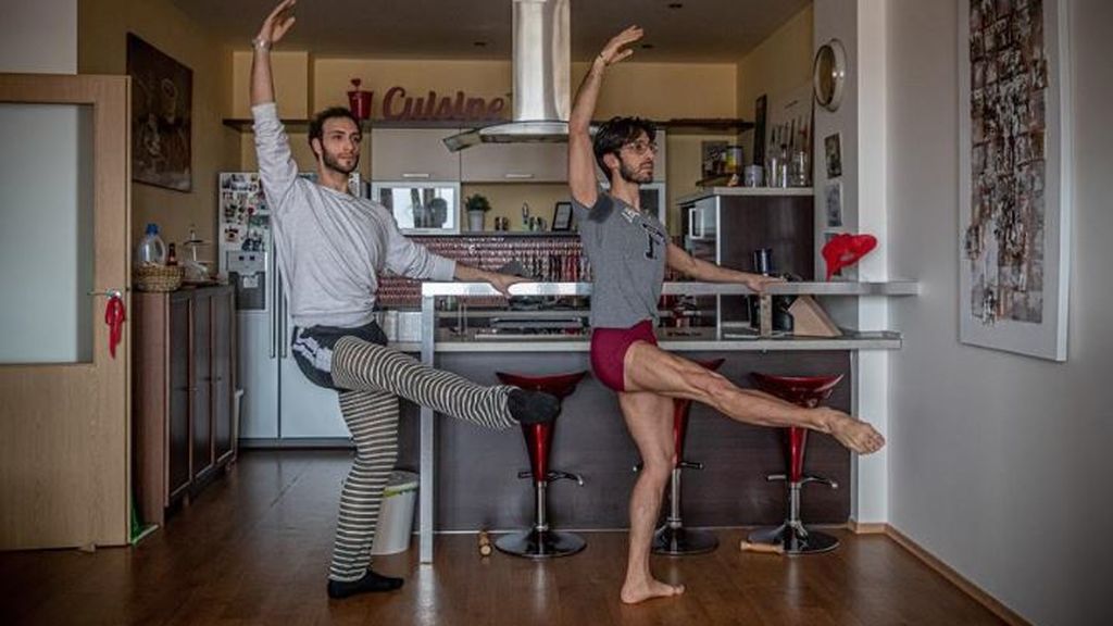 Bailariene del ballet Nacional de la República Checa entrenan en casa