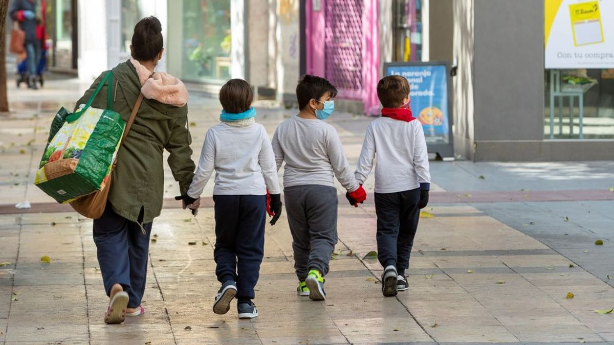 La salida de los niños a la calle trae la primera gran polémica sobre la desescalada en España
