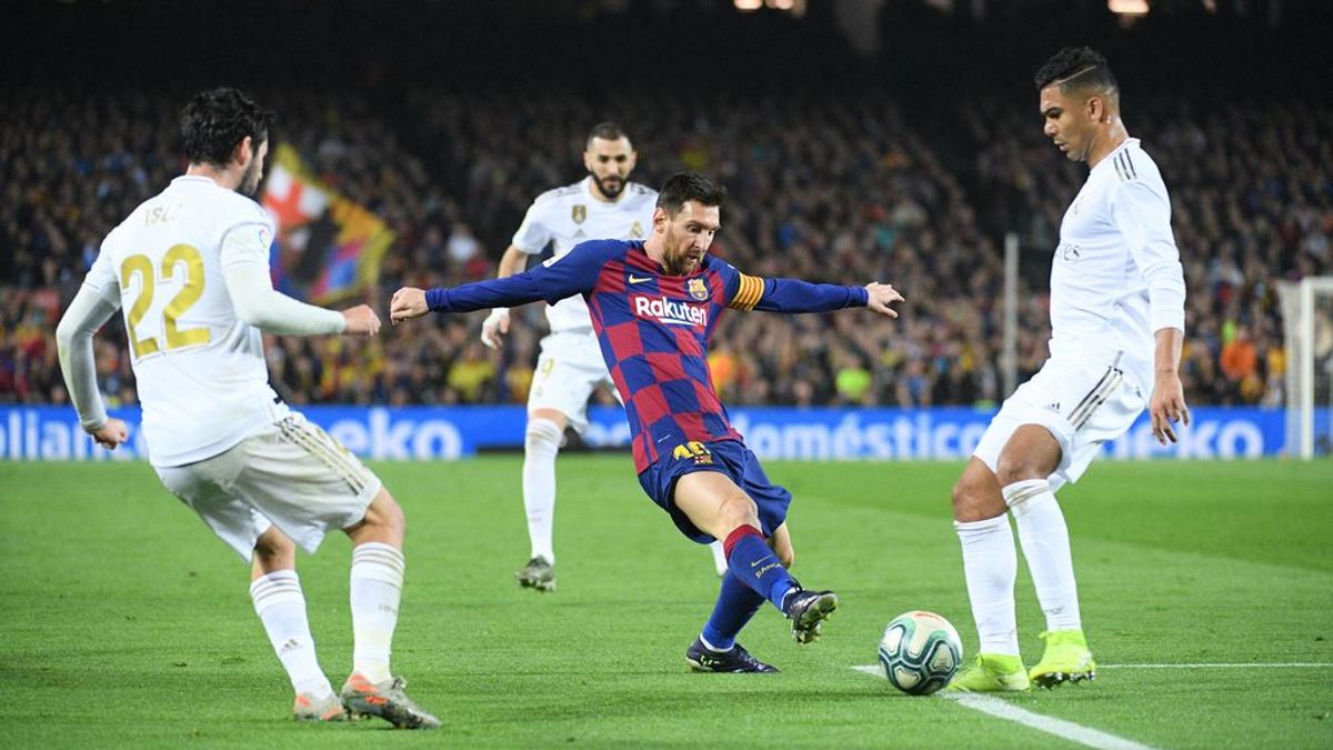 Messi, rodeado de los jugadores del Madrid en el Clásico de la primera vuelta.