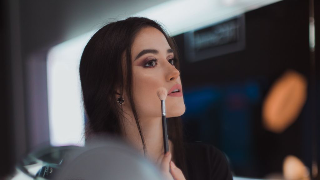 Hablemos de bulos: no hay pruebas de que el maquillaje favorezca el contagio de COVID-19
