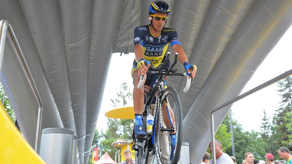 Alberto Contador preparado para realizar una salida de una carrera contrarreloj en el Tour de Francia