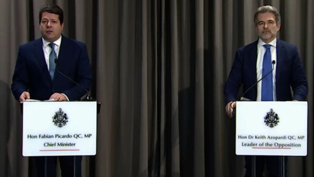 Fabián Picardo, a la izquierda, en la rueda de prensa ofrecida ayer