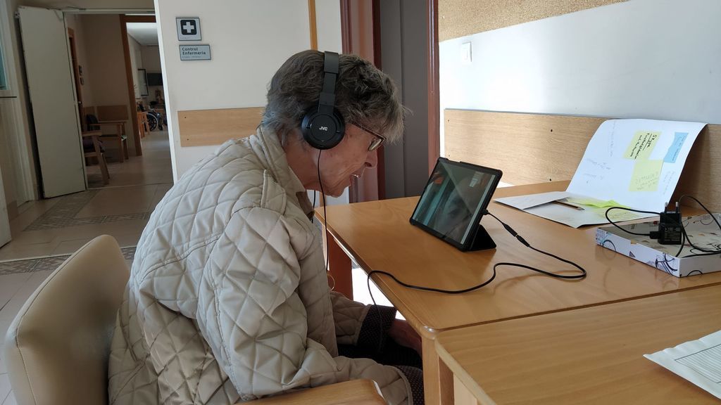 Una residente hablando con su familiares por videoconferencia.