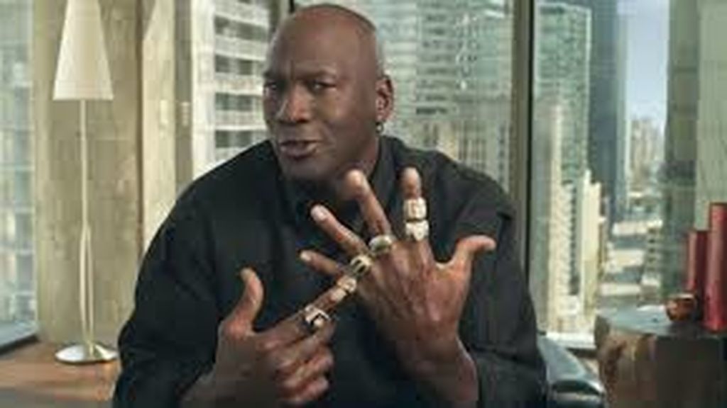 Michael Jordan posando con sus anillos de la NBA