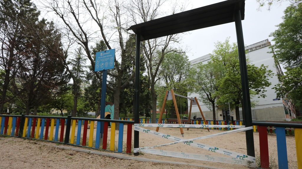 EuropaPress_2858881_parques_infantiles_capital_precintados_cintas_policia_crisis_covid-19