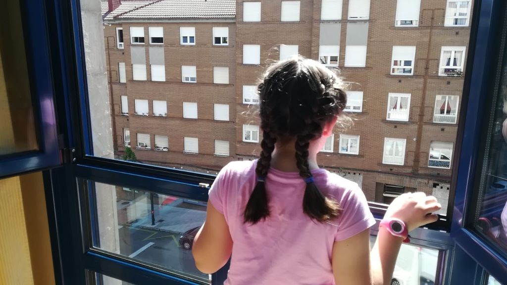 Una niña en el interior de su casa durante el confinamiento Una niña en el interior de su casa durante el confinamiento