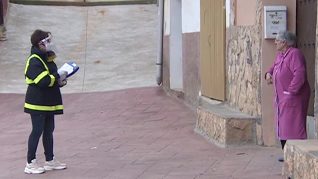 Una cartera de un pueblo de Zaragoza lleva la compra a los más necesitados