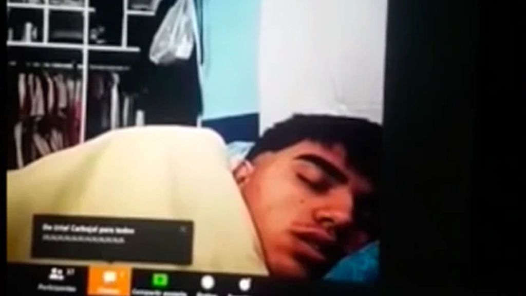 Un profesor pilla a un alumno dormido durante una clase virtual