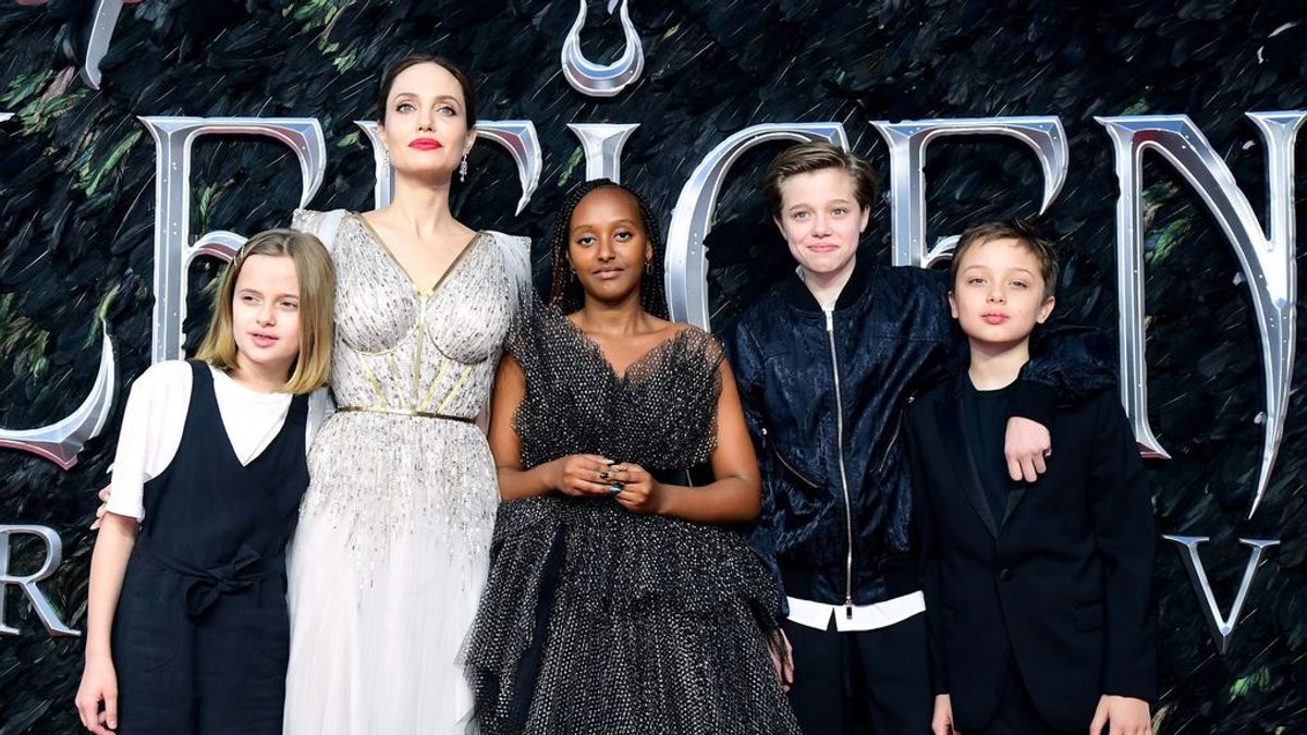 Angelina Jolie, junto a cuatro de sus hijos.
